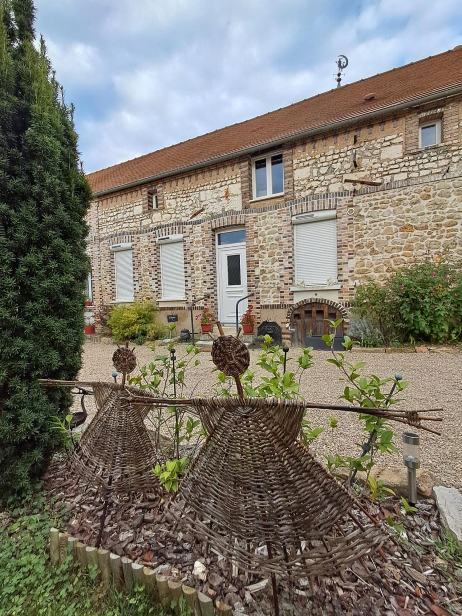 Maison Longere Les Camelias Vinneuf Exterior foto